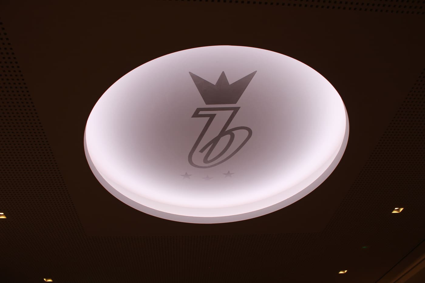 Ein dekoratives Leuchtelement mit dem Logo des Hotel Brunner